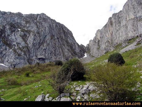 Ruta Peña Redonda: A la vista, la canal de Agriles