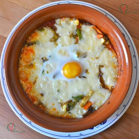Huevos al plato con provolone y setas.