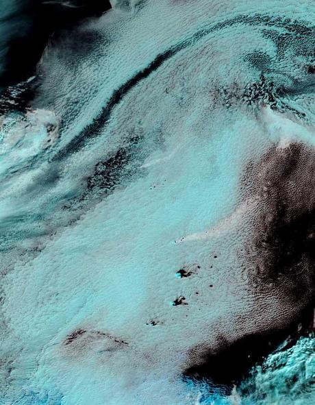 Pluma volcánica sobre el Océano Atlántico revelada por imagen en falso color