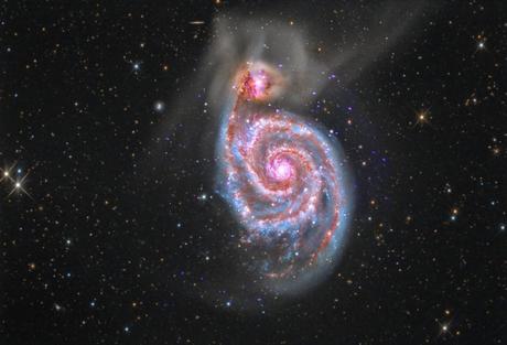 M51 es una galaxia espiral, a unos 30 millones de años luz de distancia, que esta en proceso de fusión con otra galaxia más pequeña.