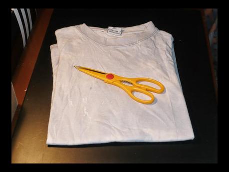 Reciclando: Cómo hacer un chalequillo con una camiseta vieja