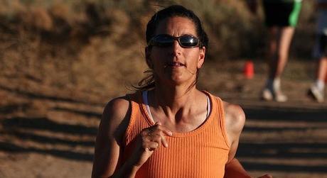Mujer corriendo un maratón