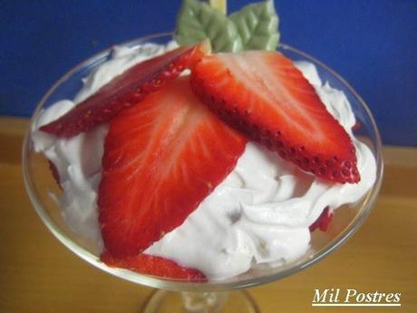 GALLETAS CORAL Y COPA DE FRESAS CON NATA Y CREMA DE VAINILLA