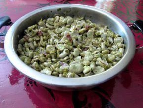 Habas con jamón y huevos fritos