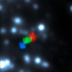Aquí se muestran las observaciones hechas por el VLT en el 2006, 2010 y 2013, de color azul, verde y rojo respectivamente. Se muestra cómo una nube de gas está siendo desgarrada por el agujero negro supermasivo en el centro de la galaxia. Crédito: ESO/ S. Gillessen. 