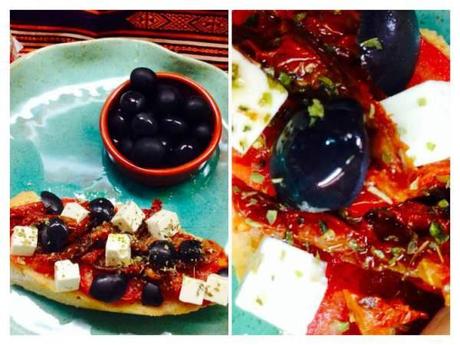 Tosta de queso Feta con aceitunas negras y tomate_Fotor