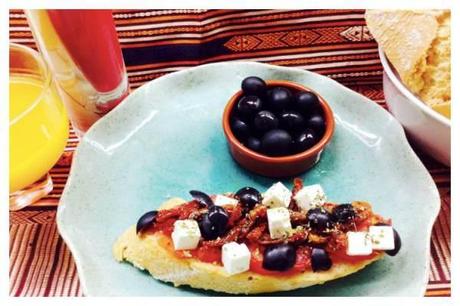 Tosta de queso feta con aceitunas negras, tomates y orégano