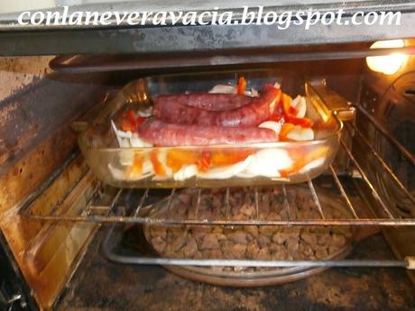 LONGANIZA AL HORNO CON CEBOLLA Y PIMIENTO ROJO