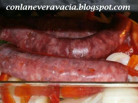 LONGANIZA AL HORNO CON CEBOLLA Y PIMIENTO ROJO