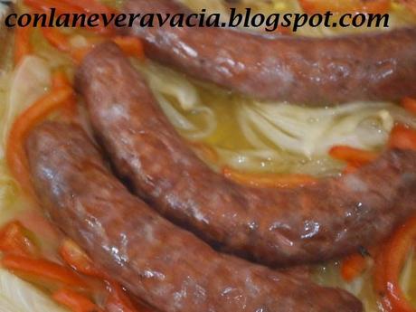 LONGANIZA AL HORNO CON CEBOLLA Y PIMIENTO ROJO