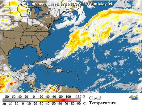 Vaguada ocasiona lluvias.