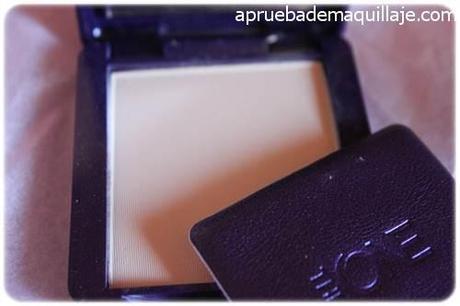 detalle de los polvos compactos The One Illuskin Powder de Oriflame tono light