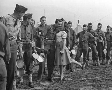 10.000 besos para ganar la guerra