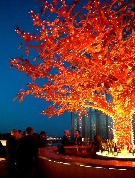Escultura iluminanda de naranjo en la terraza oeste de SushiSamba