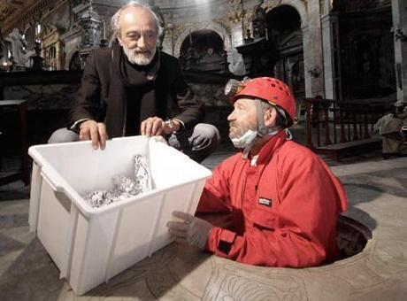 SIlvano Vinceti y uno de los miembros de su equipo extraen restos de la Capilla de los Mártires.
