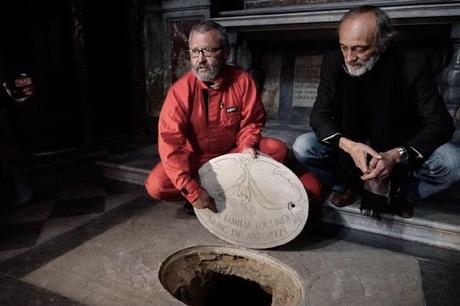 SIlvano Vinceti y uno de los miembros de su equipo posan junto a la entrada a la cripta familiar del Giocondo, la Capilla de los Mártires de la Basílica de la Santísima Anunciación, en Florencia.