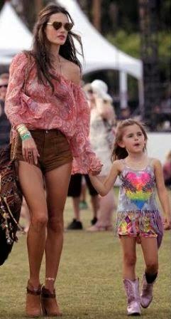 Alessandra Ambrosio y su hija Anja en Coachella. De tal palo tal astilla