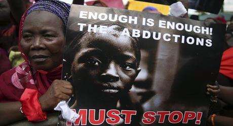Una mujer sostiene una pancarta durante una protesta por el secuestro de las 200 niñas nigerianas.
