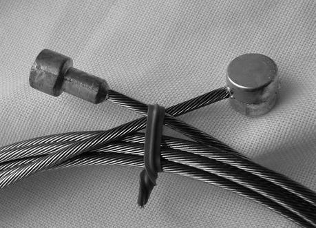 Cómo cambiar los cables y fundas de tus frenos y cambios Los cables y fundas son materiales específicos tanto para los frenos o cambios, además de ser específicos para carretera o MTB.