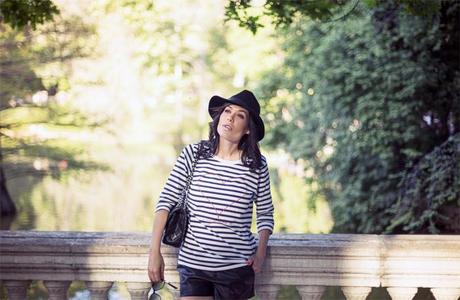 street style barbara crespo retiro palacio cristal a bicyclette tshirt navy heart fashion blogger outfit blog de moda