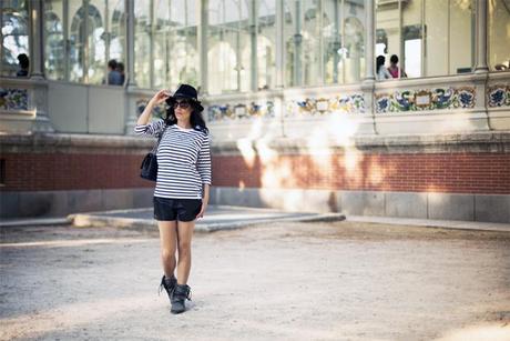 street style barbara crespo retiro palacio cristal a bicyclette tshirt navy heart fashion blogger outfit blog de moda