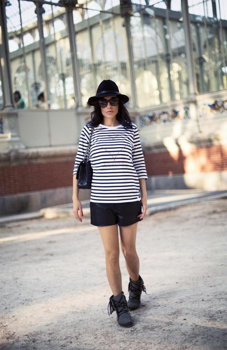 street style barbara crespo retiro palacio cristal a bicyclette tshirt navy heart fashion blogger outfit blog de moda