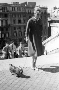 Audrey Hepburn pasea a su perro