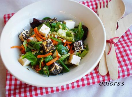 Ensalada verde con feta, almendra y semillas de amapola