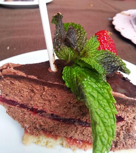 TARTA MOUSSE DE CHOCOLATE Y AVELLANA CON SORPRESA DE FRESA