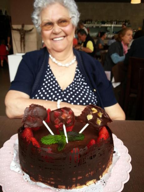 TARTA MOUSSE DE CHOCOLATE Y AVELLANA CON SORPRESA DE FRESA