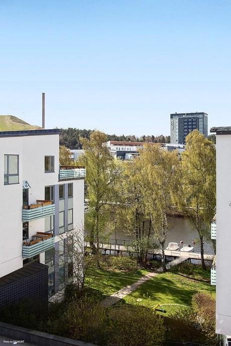 pisos luminosos pisos diáfanos decoración estilo nórdico escandinavo estanterías string encimeras de corian decoración pisos pequeños decoración en blanco cocinas blancas modernas cerámica y cristal iittala blog decoración nórdica 