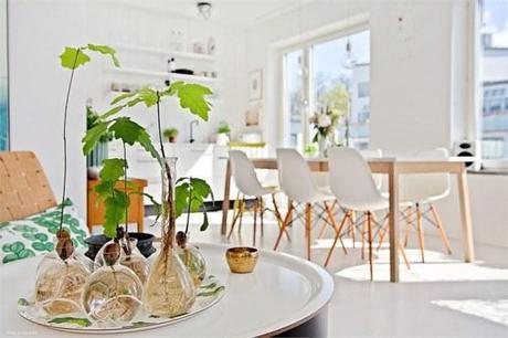 pisos luminosos pisos diáfanos decoración estilo nórdico escandinavo estanterías string encimeras de corian decoración pisos pequeños decoración en blanco cocinas blancas modernas cerámica y cristal iittala blog decoración nórdica 