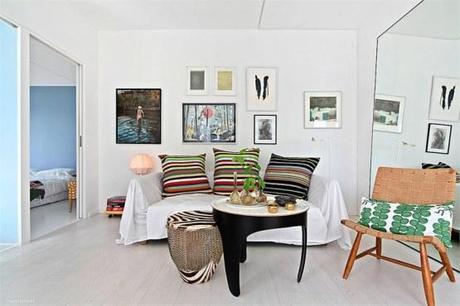 pisos luminosos pisos diáfanos decoración estilo nórdico escandinavo estanterías string encimeras de corian decoración pisos pequeños decoración en blanco cocinas blancas modernas cerámica y cristal iittala blog decoración nórdica 