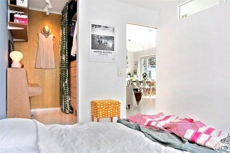 pisos luminosos pisos diáfanos decoración estilo nórdico escandinavo estanterías string encimeras de corian decoración pisos pequeños decoración en blanco cocinas blancas modernas cerámica y cristal iittala blog decoración nórdica 