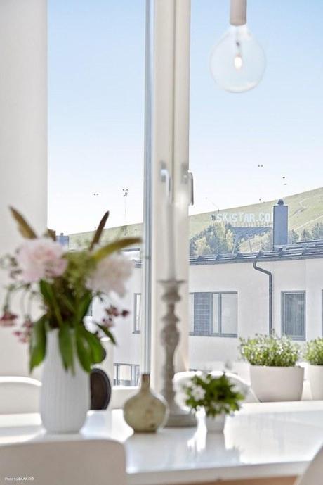 pisos luminosos pisos diáfanos decoración estilo nórdico escandinavo estanterías string encimeras de corian decoración pisos pequeños decoración en blanco cocinas blancas modernas cerámica y cristal iittala blog decoración nórdica 