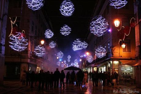 Fotografia de una calle de Lisboa durante unas Navidades