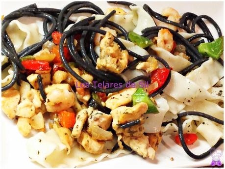 ESPAGUETIS CON VERDURAS, PAVO Y GAMBAS