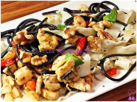 ESPAGUETIS CON VERDURAS, PAVO Y GAMBAS