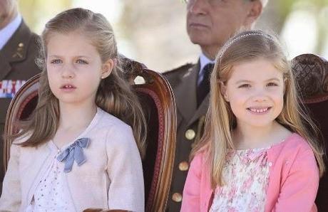 Las Infantas Leonor y Sofía en su primer acto oficial vestidas de Nanos