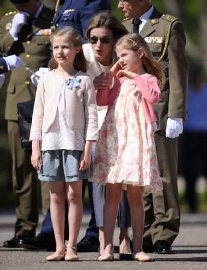 Las Infantas Leonor y Sofía en su primer acto oficial vestidas de Nanos