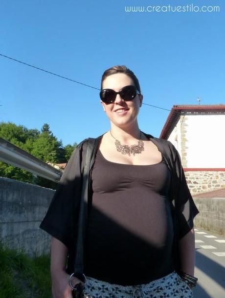 Look embarazada con pantalón pijama y kimono negro