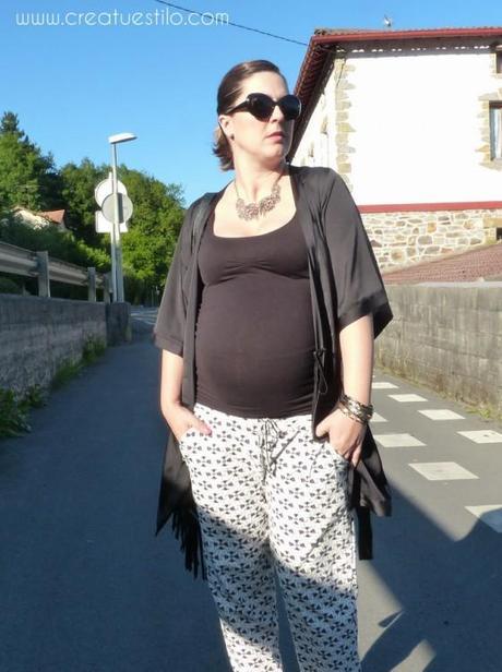 Look embarazada con pantalón pijama y kimono negro Look embarazada con pantalón pijama y kimono negro