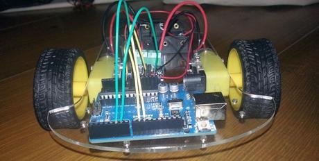 Crea un robot con nuestro kit Robot de Inicio y Arduino – Parte 2 Frontal de robot cableado