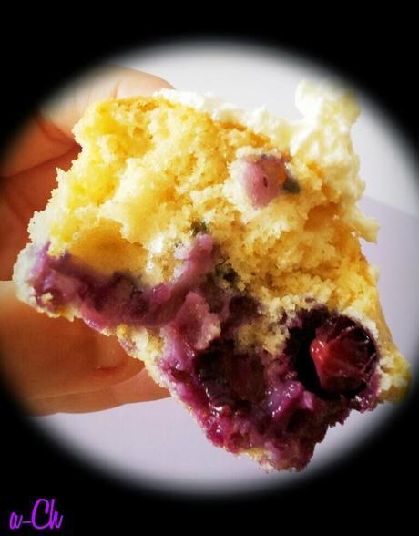 Cupcakes de arándanos con queso crema (IMPRESIONANTES, EN SERIO)