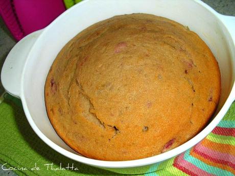 Esponjoso de plátano y fresas