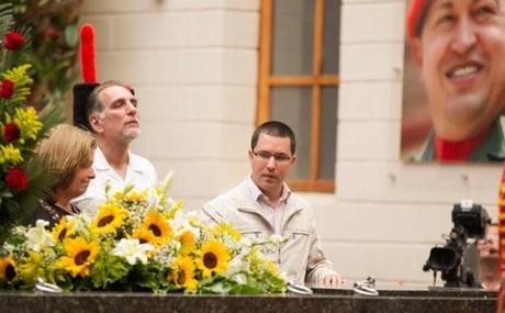 René González rinde homenaje a Chávez en el Cuartel de la Montaña
