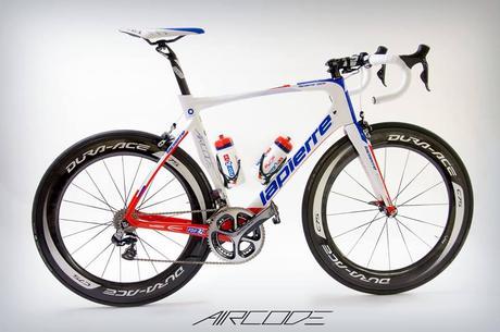 Lapierre presento su nuevo cuadro aerodinámico para carretera Aircode provisto para el FDJ. 