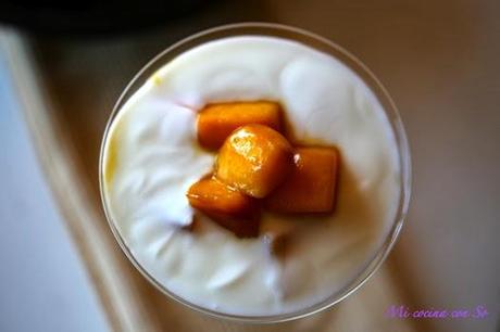 COPA DE YOGUR CON MELOCOTÓN CARAMELIZADO: