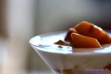 COPA DE YOGUR CON MELOCOTÓN CARAMELIZADO: