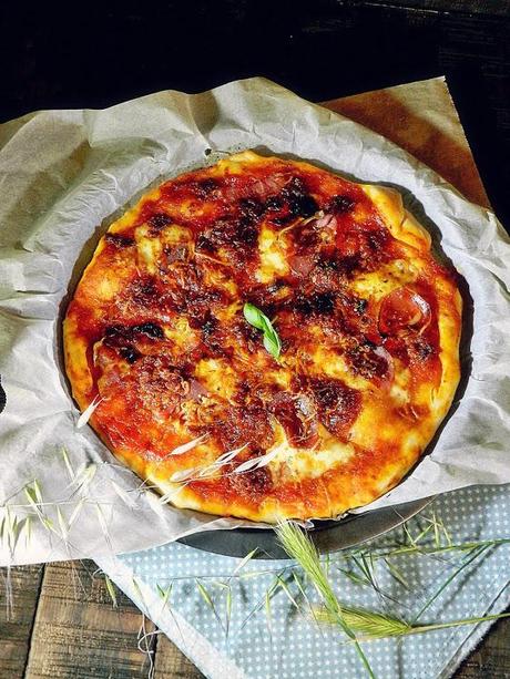 Pizza de sobrasada, jamón y queso Idiazabal